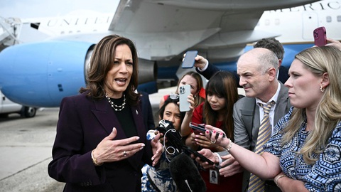 Tuần đầu tiên của 'nữ chiến binh' Kamala Harris- Ảnh 1. Phó tổng thống Mỹ Kamala Harris phát biểu trước các phóng viên khi đến căn cứ Andrews ở bang Maryland, Mỹ hôm 25-7 - Ảnh: AFP