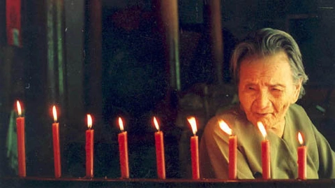 Mẹ Thứ (lúc sinh thời) với chín ngọn nến tưởng niệm chín người con của mẹ đã hi sinh trong chiến tranh - Ảnh: VŨ CÔNG ĐIỀN Mẹ Thứ (lúc sinh thời) với chín ngọn nến tưởng niệm chín người con của mẹ đã hy sinh trong chiến tranh - Ảnh: VŨ CÔNG ĐIỀN