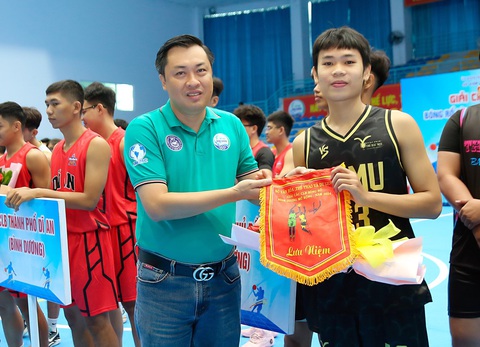 Bình Dương phát triển phong trào bóng rổ để tìm tài năng- Ảnh 2. Ông Cao Văn Chóng, phó giám đốc Sở VH-TT&DL tỉnh Bình Dương, là trưởng ban tổ chức giải - Ảnh: VR
