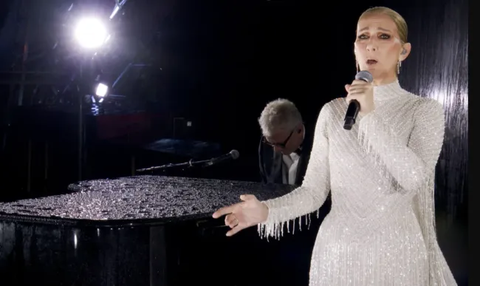 Hé lộ thù lao để nữ diva Celine Dion hát tại Olympic Paris- Ảnh 1. Nữ danh ca Celine Dion trên sân khấu khai mạc Olympic 2024.