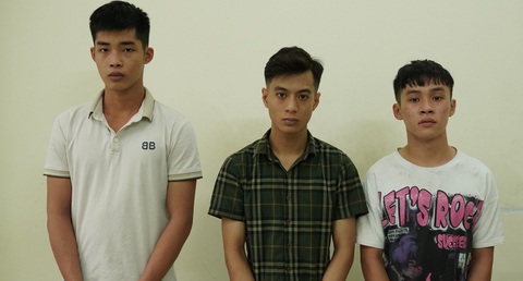 Hình sự đặc nhiệm bắt nhóm cướp giật manh động ở quận Tân Bình- Ảnh 1. Kiệt, Huy và Việt tại cơ quan công an - Ảnh: Công an cung cấp