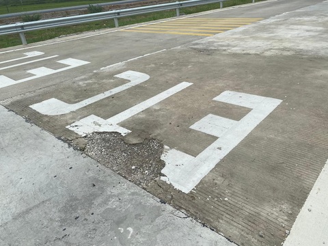Thực hư mặt đường cao tốc Diễn Châu - Bãi Vọt xuất hiện ổ gà- Ảnh 1. Vị trí bong bật bê tông xi măng tại đảo thu phí được đổ bê tông nghèo trong thời gian chờ thi công trạm thu phí cao tốc Diễn Châu - Bãi Vọt - Ảnh: DOÃN HÒA