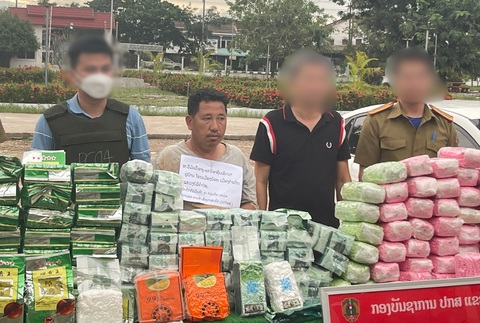 Bắt nghi phạm người Lào vận chuyển hơn 200kg ma túy- Ảnh 1. Vư Mua Vừ bị bắt cùng tang vật - Ảnh: Công an cung cấp