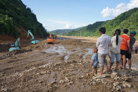 Tan hoang vì lũ quét, người dân chật vật lo miếng ăn- Ảnh 6. Tan hoang vì lũ quét, người dân chật vật lo miếng ăn- Ảnh 6.
