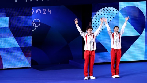 Chen Yiwen và Chang Yani (Trung Quốc) giành HCV thứ 2 cho Trung Quốc tại Olympic 2024 với nội dung nhảy cầu đồng đội nữ - Ảnh: GETTY Olympic 2024 ngày 27-7: Mỹ tạm xếp sau Trung Quốc- Ảnh 6.
