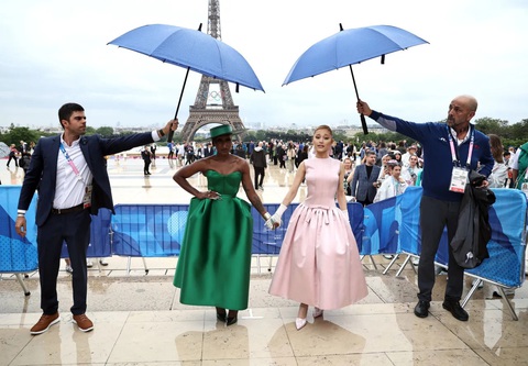 Ngắm sao ở Lễ khai mạc Olympic Paris 2024- Ảnh 3. Ariana Grande (áo hồng) và Cynthia Erivo.