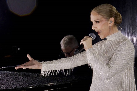 Giọng ca huyền thoại của Celine Dion cất lên khiến cả Thế vận hội Paris bừng tỉnh - Ảnh: GETTY IMAGES Celine Dion hát khai mạc Olympic Paris: Tôi bắt buộc phải trở lại sân khấu, dù có phải bò lên đi nữa- Ảnh 1.