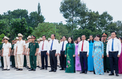 Lãnh đạo TP.HCM dâng hương tưởng niệm các Anh hùng liệt sĩ- Ảnh 1. Đoàn đại biểu TP.HCM tưởng niệm các Anh hùng liệt sĩ tại nghĩa trang liệt sĩ TP.HCM - Ảnh: T.T