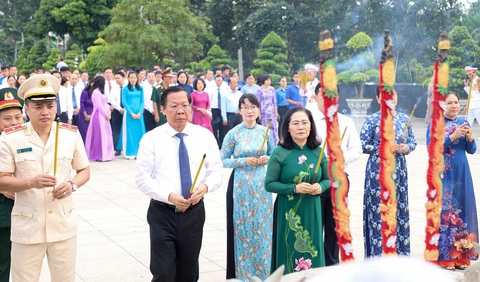 Lãnh đạo TP.HCM dâng hương tưởng niệm các Anh hùng liệt sĩ- Ảnh 2. Các đại biểu dâng hương tưởng niệm các Anh hùng liệt sĩ - Ảnh: T.T