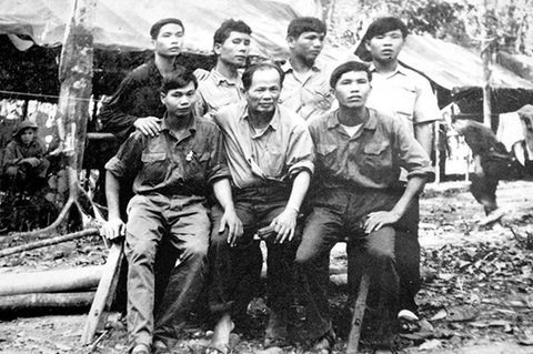 Gặp lại người cựu binh biệt động mang mật danh 'báo đen'- Ảnh 3. Những người lính Đội biệt động thành Hội An chụp ảnh chung vào năm 1973 - Ảnh tư liệu
