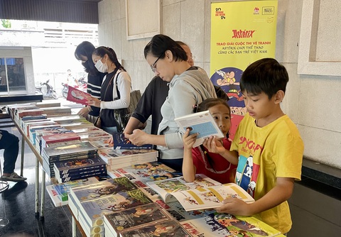Các em tham khảo các tập truyện tranh Astérix do NXB Kim Đồng phát hành - Ảnh: MINH KHÔI Bạn trẻ TP.HCM sáng tác tranh và tìm hiểu nhân vật truyện tranh Astérix- Ảnh 3.