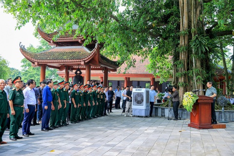Thủ tướng: Chính sách với người có công luôn được ưu tiên hàng đầu- Ảnh 2. Thủ tướng Phạm Minh Chính tại khu di tích ở Thái Nguyên - Ảnh: NHẬT BẮC