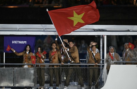 Hình ảnh của đoàn thể thao Việt Nam tại lễ khai mạc Olympic Paris 2024, tay vợt Lê Đức Phát là người cầm cờ Lady Gaga, Celine Dion xuất hiện ấn tượng ở lễ khai mạc Olympic Paris 2024- Ảnh 3.
