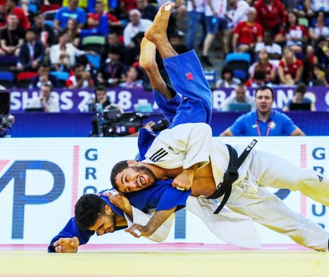 Vận động viên đầu tiên tại Olympic 2024 dương tính với doping- Ảnh 1. Sajjad Sehen (áo trắng) là vận động viên đầu tiên tại Olympic 2024 dương tính với doping