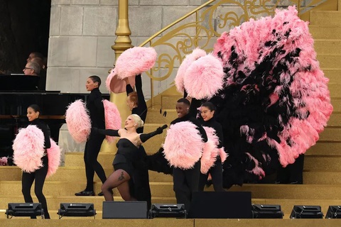 Màn trình diễn của Lady Gaga tuy ấn tượng nhưng cũng nhận về nhiều ý kiến trái chiều - Ảnh: GETTY IMAGES Celine Dion hát khai mạc Olympic Paris: Tôi bắt buộc phải trở lại sân khấu, dù có phải bò lên đi nữa- Ảnh 3.