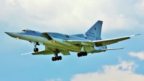 Một ngày Nga mất 2 máy bay ném bom: Su-34 rơi, Tu-22M3 bị drone tấn công- Ảnh 1. Máy bay ném bom chiến lược tầm xa Tu-22M3 - Ảnh chụp màn hình Ukrainska Pravda
