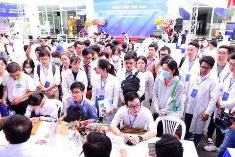 TP.HCM tổ chức 'Ngày hội việc làm dành cho các bác sĩ trẻ' năm thứ 2- Ảnh 1. Rất đông bác sĩ trẻ có mặt tại ngày hội việc làm được Sở Y tế TP.HCM tổ chức ở khuôn viên Bệnh viện Phục hồi chức năng - Điều trị bệnh nghề nghiệp (quận 8, TP.HCM) vào năm 2023 - Ảnh: DUYÊN PHAN