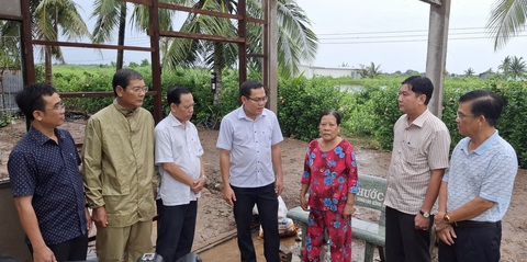 Bạc Liêu yêu cầu rà soát sau nhiều vụ cây xanh ngã đè người đi đường- Ảnh 1. Ông Ngô Vũ Thăng (thứ tư từ trái sang) dẫn đầu đoàn công tác của tỉnh thăm hỏi, động viên gia đình có nhà bị sập và tốc mái do mưa dông - Ảnh: TIẾN LUẬN