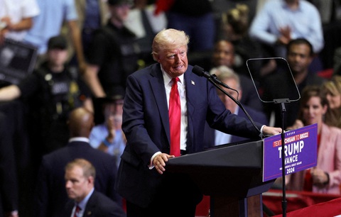 Ông Trump tuyên bố tiếp tục vận động ngoài trời, nói mật vụ phải bảo vệ ông- Ảnh 1. Ông Trump phát biểu khi tổ chức cuộc vận động tranh cử lần đầu tiên cùng