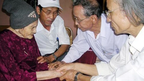 Trong ngôi nhà của mẹ Nguyễn Thị Thứ ở Điện Thắng, lúc mẹ còn sống, hàng ngày luôn có nhiều người từ khắp mọi miền đất nước đến thăm - Ảnh chụp vào Tết năm 2007, ảnh của Doãn Hoàng Chủ tịch Quảng Nam xúc động đọc tên 12 liệt sĩ con cháu Mẹ Việt Nam anh hùng Nguyễn Thị Thứ- Ảnh 3.