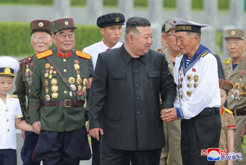 Nhà lãnh đạo Triều Tiên Kim Jong Un gặp gỡ các cựu chiến binh trong hoạt động nhân kỷ niệm 71 năm ký hiệp định đình chiến liên Triều, còn gọi là 'Ngày Chiến thắng' ở Triều Tiên - Ảnh: KCNA Ông Kim Jong Un kêu gọi xây dựng 'thiên đường cho nhân dân'- Ảnh 1.