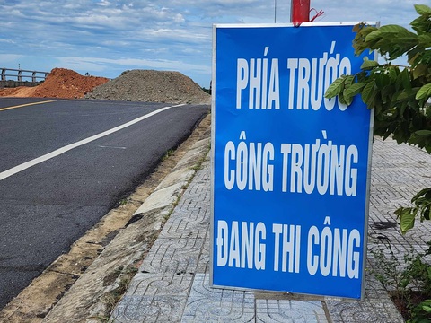Đổ đất bít kín mặt cầu cấm xe để sửa đường, dân ngớ người- Ảnh 2. Biển