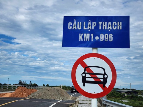 Đổ đất bít kín mặt cầu cấm xe để sửa đường, dân ngớ người- Ảnh 1. Đổ đất bít kín mặt cầu cấm xe để sửa đường, dân ngớ người- Ảnh 1.