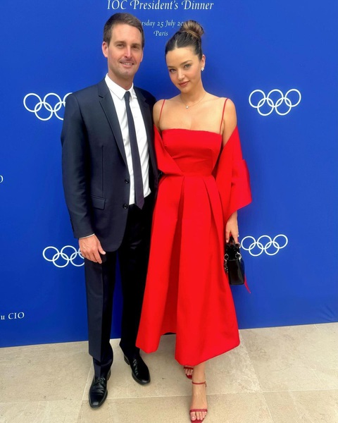 Xuất hiện cùng chồng, Miranda Kerr diện váy đỏ vô cùng lộng lẫy khoe nhan sắc mặn mà ở tuổi 41. Được biết, Miranda Kerr và Evan Spiegel đã có mặt tại Paris để tham dự khai mạc Olympic Paris 2024. Ngắm sao ở Lễ khai mạc Olympic Paris 2024- Ảnh 16.