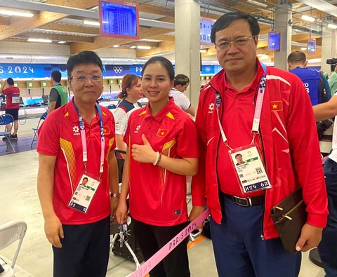 Xạ thủ Trịnh Thu Vinh thi đấu xuất sắc, vào chung kết Olympic 2024- Ảnh 4. Xạ thủ Trịnh Thu Vinh (giữa) cùng chuyên gia Park Chung Gun (bìa trái) và ông Đặng Hà Việt - trưởng đoàn thể thao Việt Nam tại Olympic Paris 2024 - Ảnh: TTVN