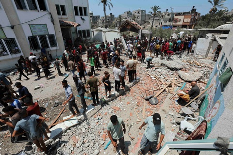 Israel thừa nhận tấn công trường học ở Gaza, 130 người thương vong- Ảnh 1. Người Palestine đến kiểm tra trường học sau cuộc không kích của Israel tại Deir Al-Balah, trung tâm Dải Gaza, ngày 27-7 - Ảnh: REUTERS