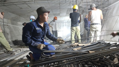 Công nhân vã mồ hôi trong hộp dầm để sửa chữa cầu Trà Khúc 2- Ảnh 6. Các công nhân chia nhau công việc làm liên tục, cố gắng về đích đúng hoặc vượt tiến độ - Ảnh: TRẦN MAI