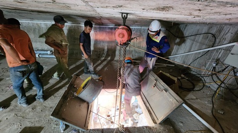 Công nhân vã mồ hôi trong hộp dầm để sửa chữa cầu Trà Khúc 2- Ảnh 2.