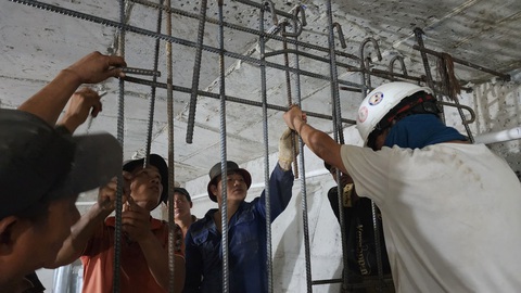 Công nhân vã mồ hôi trong hộp dầm để sửa chữa cầu Trà Khúc 2- Ảnh 4. Công nhân vã mồ hôi trong hộp dầm để sửa chữa cầu Trà Khúc 2- Ảnh 4.