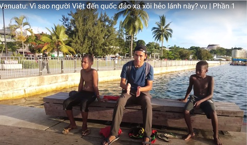 Vanuatu: Quốc đảo hạnh phúc nhất thế giới ở châu Đại Dương- Ảnh 5. Không thăm thú cảnh đẹp, Lại Ngứa Chân dành 5 tập để tìm hiểu về lịch sử của người Việt Nam tại Vanuatu - Ảnh từ YouTube Lại Ngứa Chân
