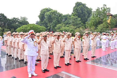 Đoàn đại biểu Đảng ủy Công an Trung ương và Bộ Công an đặt vòng hoa tại Đài tưởng niệm các Anh hùng liệt sĩ. Ảnh: Minh Đức - TTXVN Lãnh đạo Đảng, Nhà nước viếng Chủ tịch Hồ Chí Minh và các Anh hùng liệt sĩ- Ảnh 7.