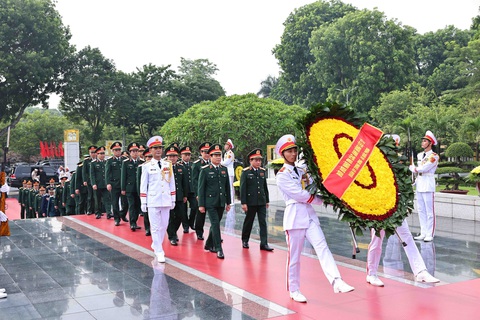 Đoàn đại biểu Quân ủy Trung ương và Bộ Quốc phòng tưởng niệm các Anh hùng liệt sĩ - Ảnh: TTXVN Lãnh đạo Đảng, Nhà nước viếng Chủ tịch Hồ Chí Minh và các Anh hùng liệt sĩ- Ảnh 6.