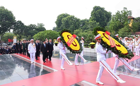 Đoàn Lãnh đạo Đảng, Nhà nước đặt vòng hoa tại Đài tưởng niệm các Anh hùng liệt sĩ. Ảnh: TTXVN Đoàn lãnh đạo Đảng, Nhà nước đặt vòng hoa tại Đài tưởng niệm các Anh hùng liệt sĩ - Ảnh: TTXVN
