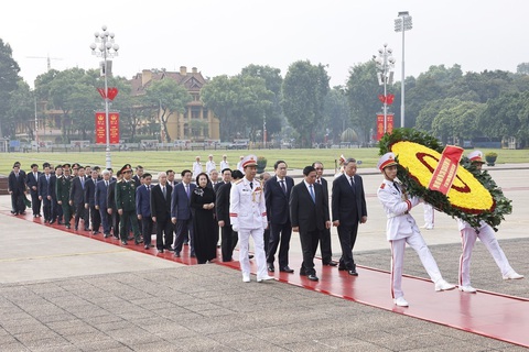 Đoàn đại biểu Ban Chấp hành Trung ương Đảng, Chủ tịch nước, Quốc hội, Chính phủ, Ủy ban Trung ương Mặt trận Tổ quốc Việt Nam đặt vòng hoa, vào Lăng viếng Chủ tịch Hồ Chí Minh - Ảnh: TTXVN Đoàn đại biểu Ban Chấp hành Trung ương Đảng, Chủ tịch nước, Quốc hội, Chính phủ, Ủy ban Trung ương Mặt trận Tổ quốc Việt Nam đặt vòng hoa, vào lăng viếng Chủ tịch Hồ Chí Minh - Ảnh: TTXVN