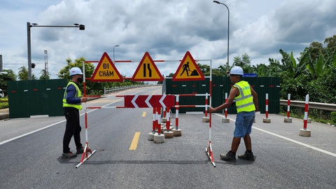 Công nhân vã mồ hôi trong hộp dầm để sửa chữa cầu Trà Khúc 2- Ảnh 1. Công nhân vã mồ hôi trong hộp dầm để sửa chữa cầu Trà Khúc 2- Ảnh 1.