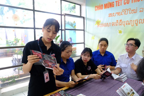 Sinh viên y khoa biên soạn, tặng cộng đồng hơn 2.000 cẩm nang sơ cấp cứu- Ảnh 1. Gần 2.000 cuốn cẩm nang đã được các bạn sinh viên Trường đại học Y khoa Phạm Ngọc Thạch gửi tặng cộng đồng - Ảnh: NGỌC PHƯỢNG