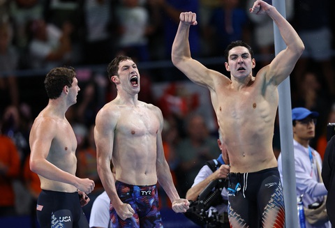 Olympic 2024 ngày 27-7: Mỹ tạm xếp sau Trung Quốc- Ảnh 1. Các nam kình ngư Mỹ ăn mừng khi giành HCV đầu tiên cho nước nhà ở Paris 2024 - Ảnh: REUTERS