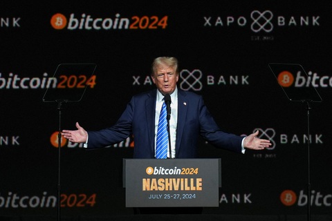 Ứng viên Tổng thống Mỹ của đảng Cộng hòa Donald Trump lôi kéo sự ủng hộ của ngành tiền điện tử trong chiến dịch tranh cử ngày 27-7 - Ảnh: REUTERS Ứng viên tổng thống Mỹ của Đảng Cộng hòa Donald Trump lôi kéo sự ủng hộ của ngành tiền điện tử trong chiến dịch tranh cử ngày 27-7 - Ảnh: REUTERS