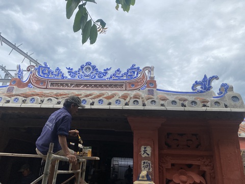 Tranh cãi vì sau trùng tu, 'cụ di tích' Chùa Cầu Hội An thành 'anh trai' bóng sáng- Ảnh 3. Phần đỉnh mái hiện nay được thay thế bằng vật liệu mới, độ bền cao nhưng cũng được cho là quá hiện đại
