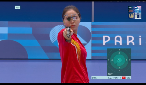 Xạ thủ trẻ Trịnh Thu Vinh vuột huy chương Olympic 2024 như thế nào?- Ảnh 1. Thu Vinh thi đấu ở chung kết - Ảnh chụp màn hình