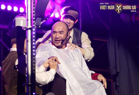 'Trưởng nhóm anti-fan' tái xuất, bắt trọn biểu cảm hài hước của Tiến Luật trên sân khấu- Ảnh 4. Tiến Luật cũng thật thà trả lời là do Tiến Đạt bảo làm thế cho ngầu, còn Tiến Đạt hóm hỉnh đáp lại: