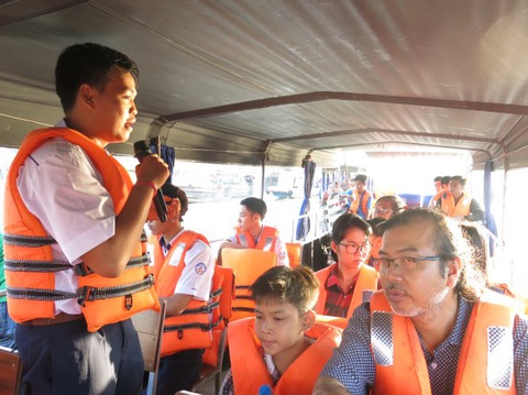 Giải thưởng 400 triệu đồng cho sinh viên tranh tài hướng dẫn viên du lịch- Ảnh 2. Sinh viên ngành du lịch thực tập tại Cần Thơ - Ảnh: THÙY TRANG