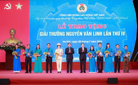 Trao Giải thưởng Nguyễn Văn Linh cho 10 cán bộ công đoàn tiêu biểu toàn quốc- Ảnh 2. Vinh danh 10 gương mặt cán bộ công đoàn được trao tặng Giải thưởng Nguyễn Văn Linh lần thứ IV - Ảnh: HẢI NGUYỄN