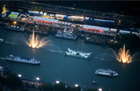 Olympic Paris từ sông Seine đi khắp thế giới- Ảnh 7. Thuyền chở các vận động viên di chuyển dọc theo sông Seine trong lễ khai mạc - Ảnh: Reuters