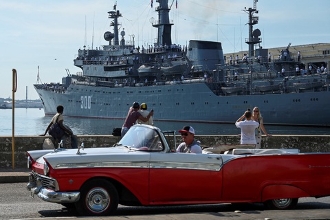 Tàu hải quân Nga neo tại cảng Havana của Cuba ngày 27-7 - Ảnh: AFP Tin tức thế giới 28-7: Bà Harris thừa nhận tranh cử còn yếu; Tàu chiến Nga đến Cuba lần 2- Ảnh 4.