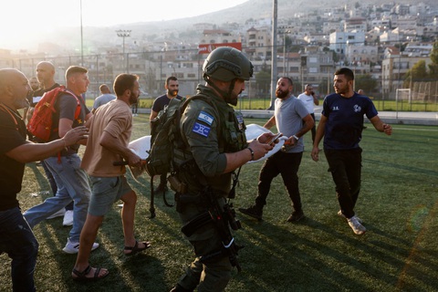 Lực lượng an ninh và y tế Israel di chuyển nạn nhân sau vụ tấn công vào cao nguyên Golan ngày 27-7 - Ảnh: AFP Tin tức thế giới 28-7: Bà Harris thừa nhận tranh cử còn yếu; Tàu chiến Nga đến Cuba lần 2- Ảnh 3.
